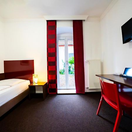 Hotel Bergbauer Mit Late-Self-Check-In Neuburg an Der Donau Exterior photo