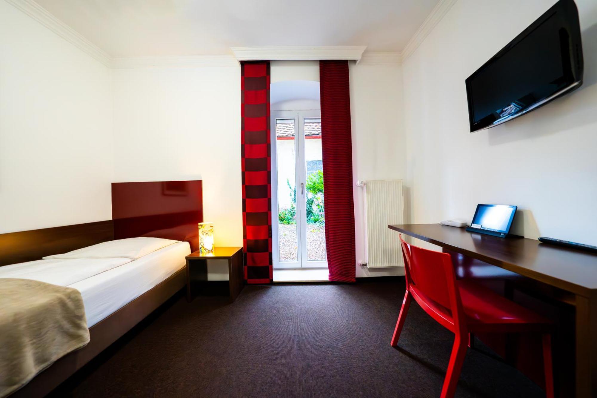 Hotel Bergbauer Mit Late-Self-Check-In Neuburg an Der Donau Exterior photo