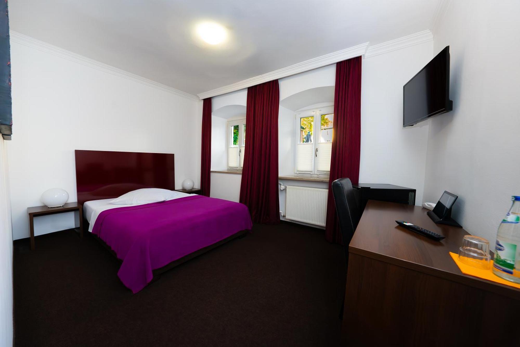 Hotel Bergbauer Mit Late-Self-Check-In Neuburg an Der Donau Exterior photo