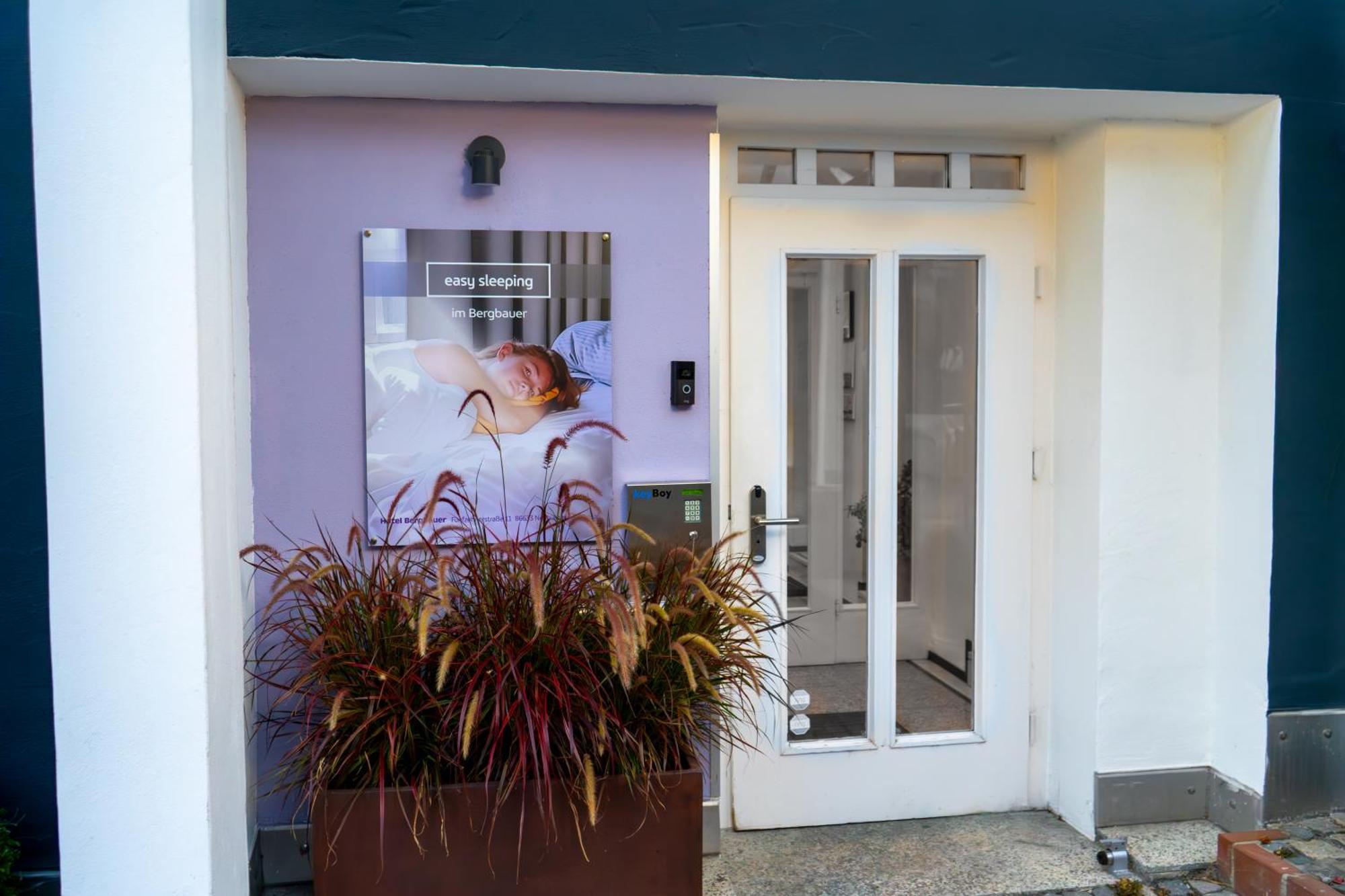Hotel Bergbauer Mit Late-Self-Check-In Neuburg an Der Donau Exterior photo